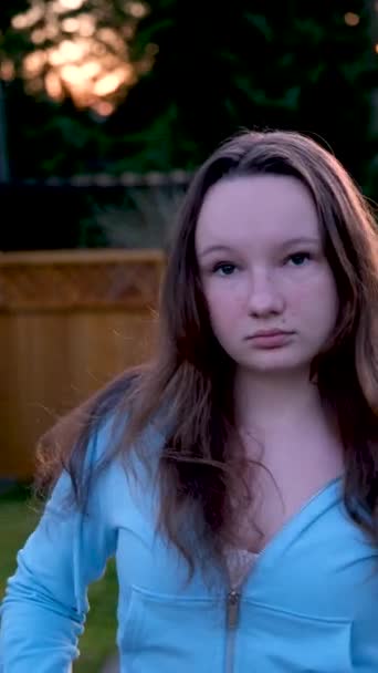Dikey Video Kameraya Bakıp Gülümseyen Güzel Bir Genç Kızın Portresi — Stok video
