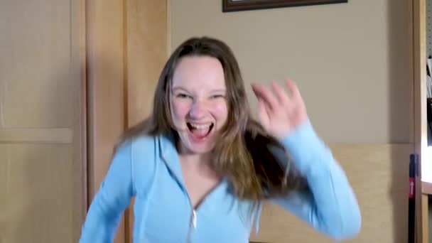 Feliz Joven Caucásica Mujer Divertida Bailando Cama Cámara Lenta Concepto — Vídeos de Stock