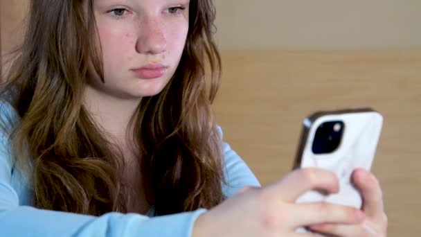 Tiener Gebruikt Haar Smartphone Terwijl Wacht Het Openbaar Vervoer Iemand — Stockvideo