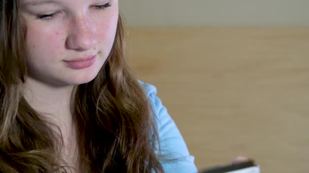 Щаслива Дівчина Підліток Тримає Мобільний Телефон Використовуючи Пристрій Смартфона Вдома — стокове відео