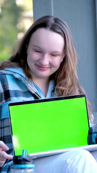 Edukacja Szkoła Reklama Rozrywka Internet Gry Nastolatek Dziewczyna Pokaż Laptop — Wideo stockowe