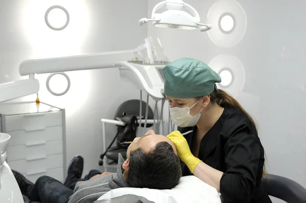 Операция Стоматологической Клинике Врач Дантист Зашивает Рану Рту Пациента Зашить — стоковое фото