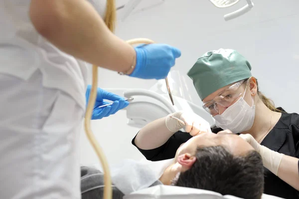 Удалить Зуб Мужской Стоматолог Удалить Зуб Человека Пациента Помощью Щипцов — стоковое фото