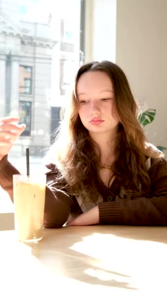 Κοκκινομάλλα Γυναίκα Που Αμαρτάνει Στο Γραφείο Πίνοντας Καφέ Υψηλής Ποιότητας — Αρχείο Βίντεο