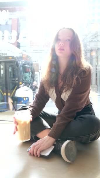 Όμορφη Γυναίκα Μιλάει Ένα Smartphone Και Πίνει Καφέ Μια Πόλη — Αρχείο Βίντεο