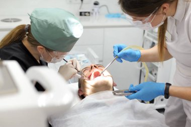 Doktorun elleri anahtar nozülü ve piezoelektrik pullu diş temizleme implantları doku hazırlama ultrasonik ölçeklendirici modern teknolojiler ve güç kombinasyonu