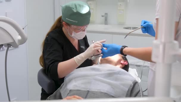 Руки Лікаря Тримають Ключову Сопло Єзоелектричний Скаляр Видалення Зубних Відкладень — стокове відео