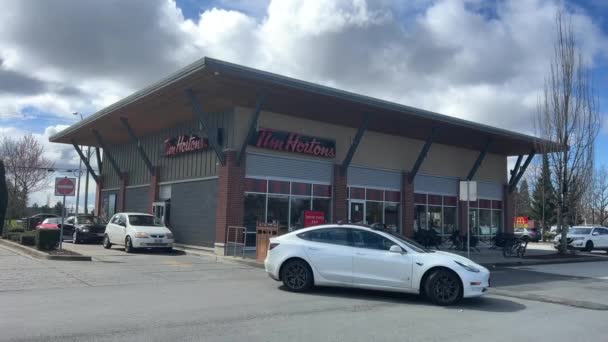 Tim Hortons餐馆 位于Sunnyside街区的Strip购物中心或购物中心 Tim Hortons Surrey加拿大2023 — 图库视频影像