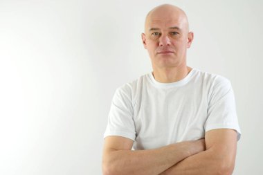 Yakışıklı yaşlı adam kameraya bakıp gülümsüyor. Yüksek kalite fotoğraf