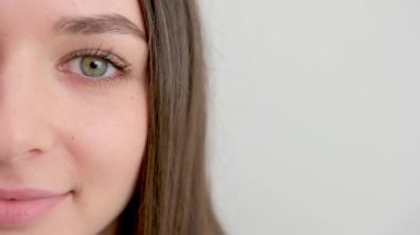 Uzun kirpikli, pürüzsüz, sağlıklı ciltli yeşil kadın gözünü kapat. Kirpik uzatma prosedürü. Mükemmel modaya uygun kaşlar. İyi görüş, kontakt lensler. Sağlık ve göz bakımı.