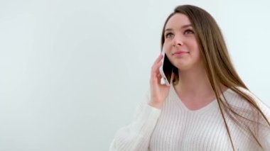 Evde akıllı telefon cihazıyla cep telefonu tutan mutlu İspanyol genç kız. Gülümseyen Latin kadın blogcu yeni sosyal medya aboneliği yapıyor, internetten ürün siparişi veriyor.