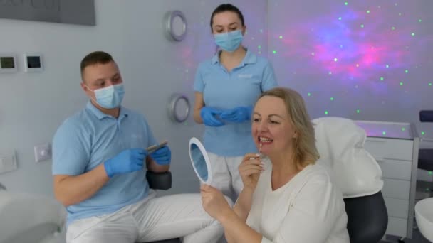 Dentista Masculino Escolhendo Dentes Cor Sombra Esmalte Para Paciente Mulher — Vídeo de Stock