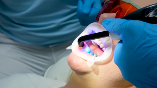Врач Стоматолог H3Althy Dentist Освещает Наполнение Современной Лампой Вблизи Клиники — стоковое видео