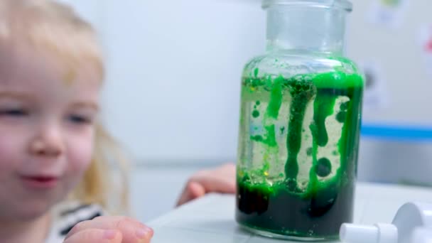 Grüne Flüssigkeit Glas Mädchen Untersucht Die Blasen Die Nach Unten — Stockvideo