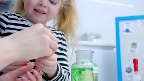 Девочка Пытается Открыть Маленькую Бутылку Пробирки Специальным Инструментом Экспериментов Лаборатории — стоковое видео