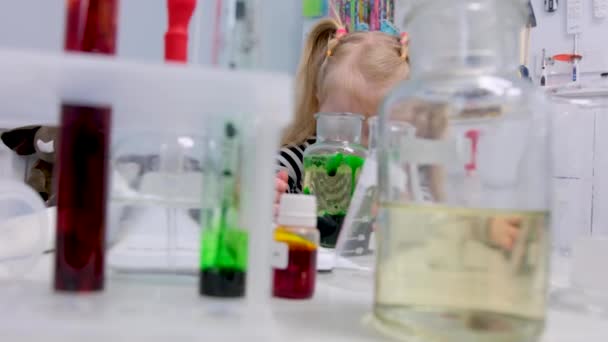 Kleines Kind Experimentiert Labor Grünes Flaschenglas Mit Flüssigkeit Berücksichtigen Vorschulalter — Stockvideo