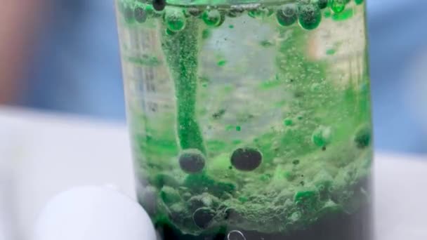 Nagy Közelkép Petri Csészében Zöld Olajbuborékok Vízben Jelenik Meg Háttér — Stock videók