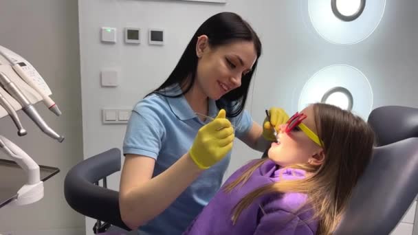 Прекрасна Дівчинка Стоматологічному Огляді Сидить Стоматологічному Кріслі Діти Грають Лікарів — стокове відео