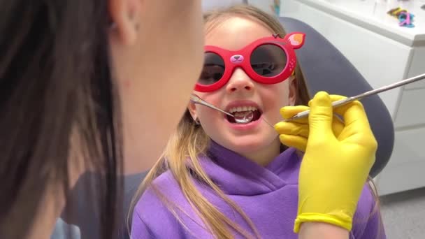 Meisjes Die Tandarts Spelen Elkaar Behandelen Het Tandartspraktijk Pediatrische Tandheelkunde — Stockvideo