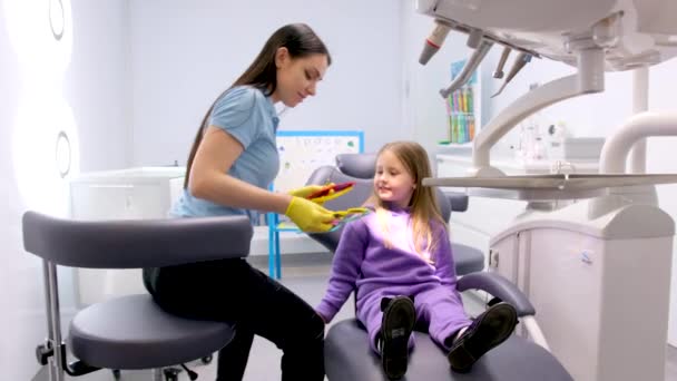 Młoda Dziewczyna Niebieskim Szlafroku Siedzi Krześle Dentystycznym Koncepcja Zabawa Dzieckiem — Wideo stockowe