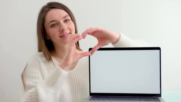 Amo Jovem Mulher Faz Símbolo Amor Mostrando Sinal Coração Para — Vídeo de Stock