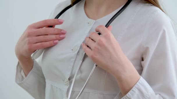 Zbliżenie Ręce Pracownika Medycznego Gestykulując Komunikując Się Klientem Kobieta Lekarz — Wideo stockowe