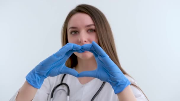 Uśmiechnięta Młoda Kobieta Lekarz Kardiolog Noszący Biały Płaszcz Medyczny Stetoskop — Wideo stockowe