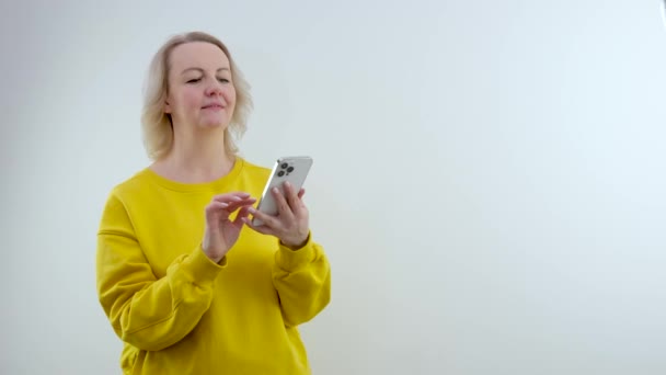 Möt Telefonen Och Glad Kvinna Studio Med Mockup För Sms — Stockvideo