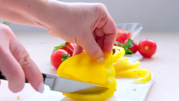 Chef Slicing Yellow Pepper Cutting Board Chef Carefully Cutting Thin — Stock Video