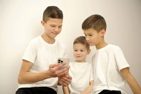Grupo Jovens Amigos Com Expressões Muito Animadas Usar Seus Telefones — Fotografia de Stock