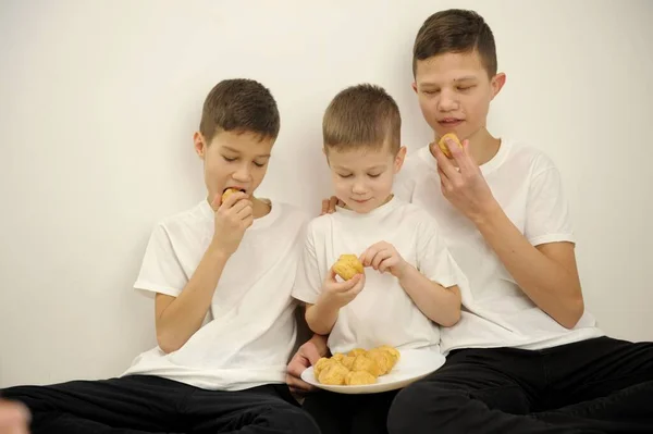 三个小男孩在电视上看电影 高质量的照片 — 图库照片