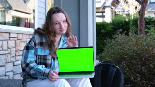 教育学校广告娱乐网络游戏少女展示笔记本电脑与空的模拟绿色彩色键屏幕 它的专家 技术人员维修服务 技术支持维护 — 图库视频影像