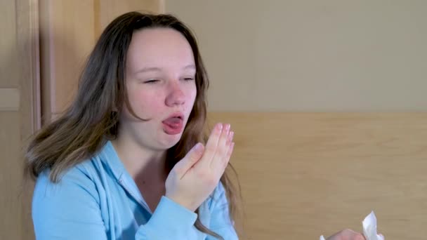 Tonåring Flicka Hosta Täcker Munnen Med Handen Tonåring Flicka Hosta — Stockvideo
