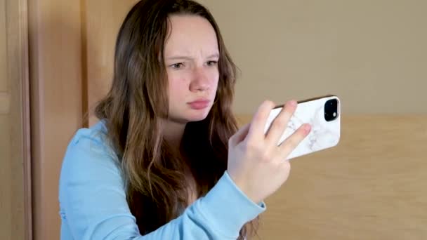 Kız Telefonu Yatay Olarak Tutuyor Çok Şaşırmış Durumda Ağzını Açıyor — Stok video