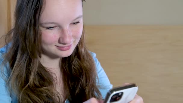 Adolescente Segurando Telefone Mãos Sorrindo Segredos Bonitos Adolescência Comunicando Com — Vídeo de Stock
