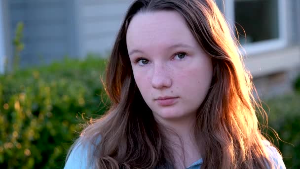 Émotions Adolescente Dans Rue Pendant Coucher Soleil Jeune Femme Sourcils — Video