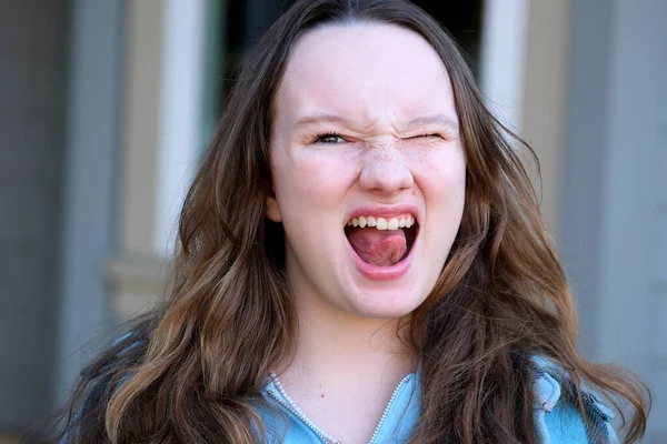 Hallo Mit Geschminkten Gesichtern Abstehende Zunge Schließen Ein Auge Teenagermädchen — Stockfoto