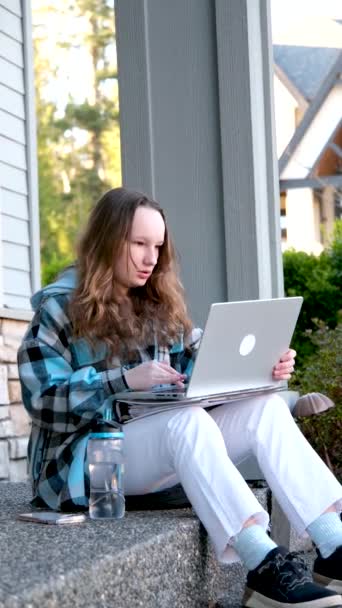 自信を持って笑顔の女性は屋外で動作します ラップトップ上のタイプ 学生はコンピュータで宿題をして通りに座っている 高品質の写真 — ストック動画