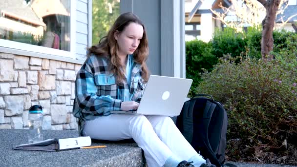 自信微笑的女人在户外工作 在笔记本电脑上打字 学生们坐在街上 在电脑上做家庭作业 高质量的照片 — 图库视频影像