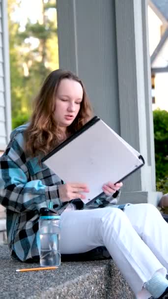 Teenager Mädchen Freien Mit Großem Ordner Und Rucksack Hausaufgaben Machen — Stockvideo