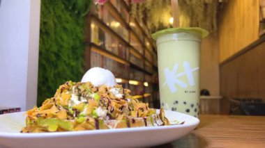 Kanada 'daki KT kafe Vancouver lezzetli Bubble Tea Waffle ve diğer tatlılar küçük Asya restoranı Vancouver Canada 2023