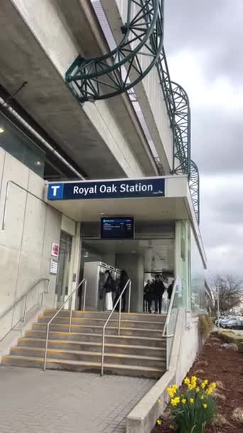Royal Oak Station Estação Metrô Vancouver Rua Saída Skytrain Pessoas — Vídeo de Stock