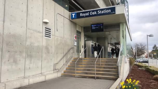 Royal Oak Station Tunnelbanestation Vancouver Street Exit Skytrain Verkliga Livet — Stockvideo