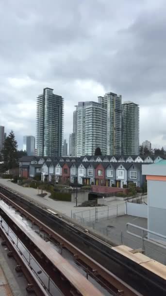 温哥华街出口的皇家橡树站地铁站空轨真实生活中的人们在大城市加拿大温哥华2023年 — 图库视频影像