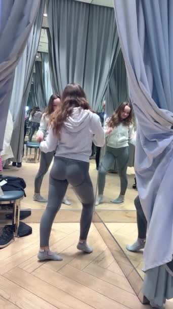 Młoda Nastolatka Dziewczyna Garderobie Taniec Raduje Patrząc Siebie Odbiciu Lustrze — Wideo stockowe