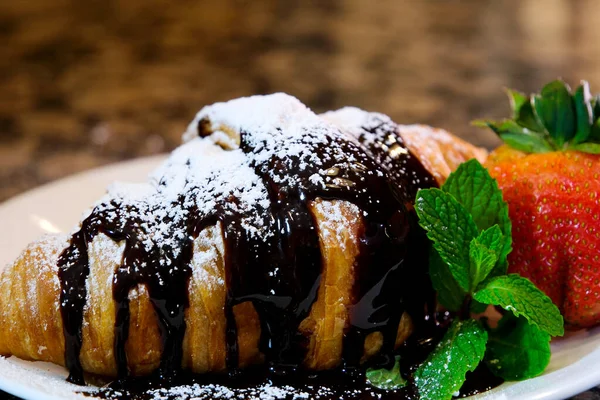 Jahodový Máta Práškový Cukr Croissant Prošitý Tmavou Čokoládou — Stock fotografie