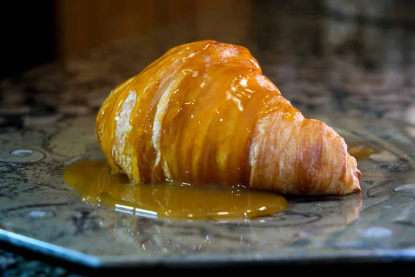Croissant Caramel Almond Sladké Lahodné Kvalitní Fotografie — Stock fotografie