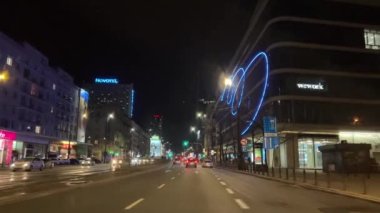 Varşova Marshalkowska Caddesi 'nin en zengin bölgelerinden biri solda, soyluluk sokağı WARA, POLAND 2023