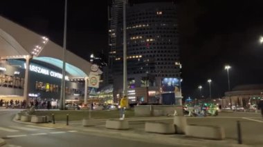 Gece vakti Varşova Metropolis 'in ufuk çizgisi. Geceleri gökdelen şehir binalarının muhteşem hava manzarası. Yüksek kalite 4k görüntü