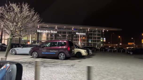 Mercedes Center Варшаве Стрельба Ночью Окна Автомобиля Красивый Современный Офис — стоковое видео